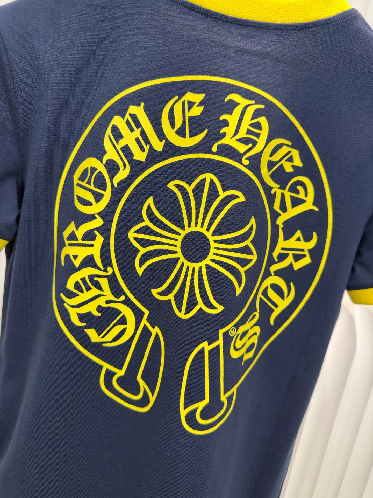 P230 Chrome Hearts Sanskrit Color Blocking Short Sleeves (Women's Wear) Authentic Open Edition - Physical Counter - Top Luxury Quality 🆚 Instant sale of all editions on the market. Custom dyed threads and large body fabrics according to YB. The printing is hand-printed. Contrast color design The upper body effect is excellent. Size S M L